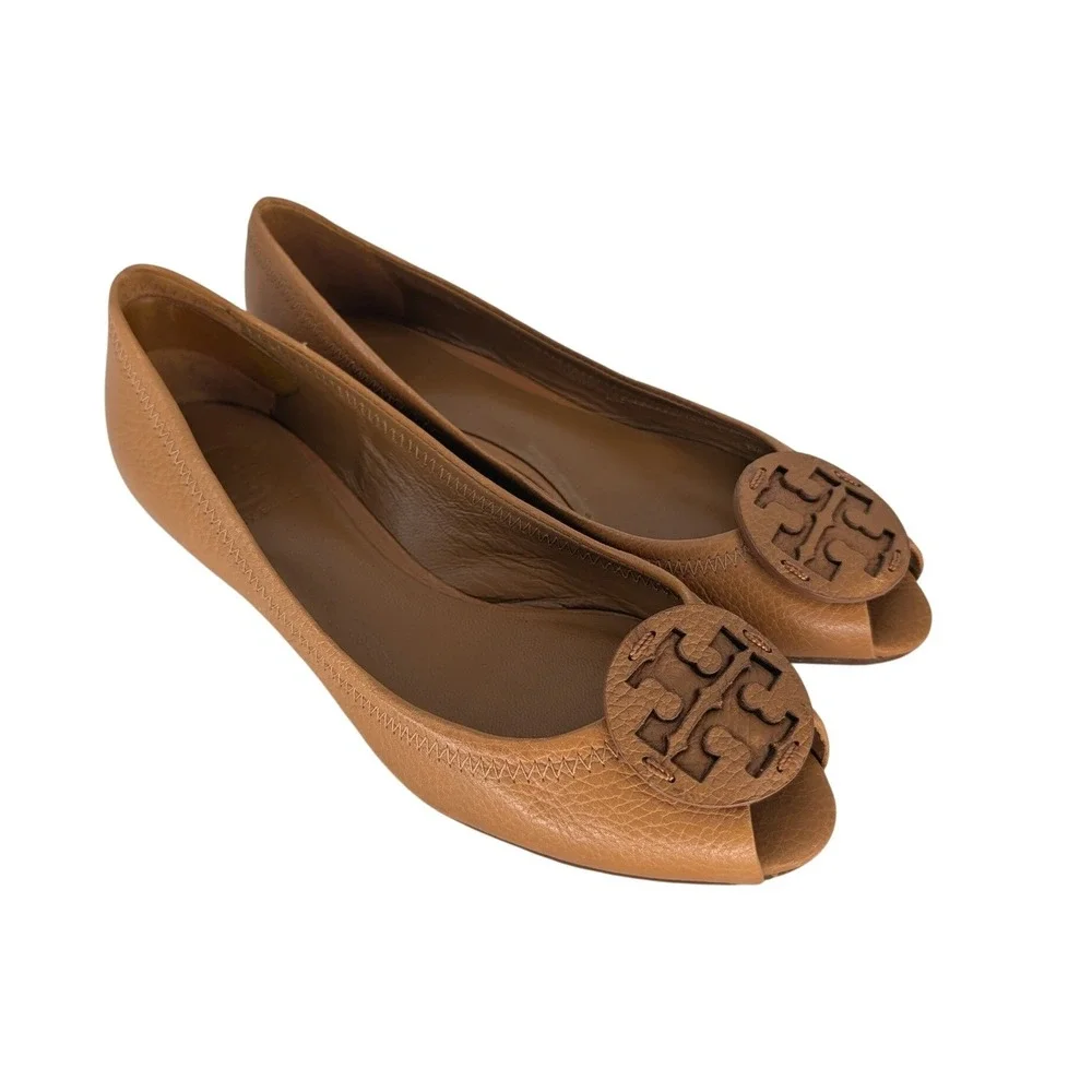 Tory Burch Peep Toe Wedge 7M Tan Pebbled Leather Logo Medallion Preppy Classic